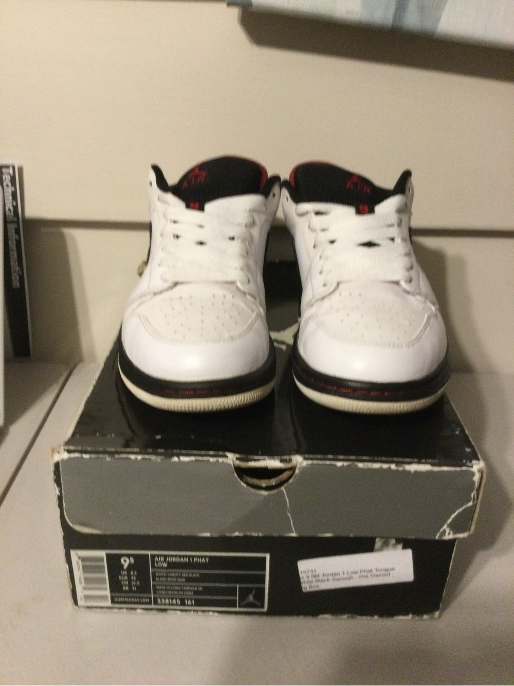 Mens White and Black Low-Top Sneakers - Classic Style